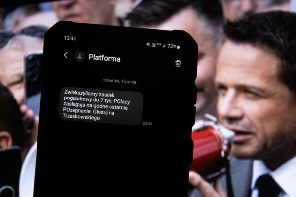 Polacy dostają dziwne SMSy przed wyborami. Chodzi o Rafała Trzaskowskiego Rafał Trzaskowski SMS - Wybory prezydenckie 2025