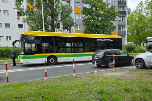 Korki w Zielonej Górze. Awaria autobusu MZK. Lepiej omijać to miejsce Utrudnienia drogowe Zielona Góra - MZK Zielona Góra