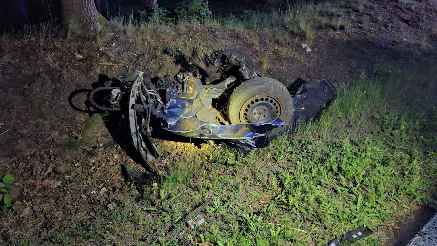 Wypadek na DW350 samochód rozpadł się