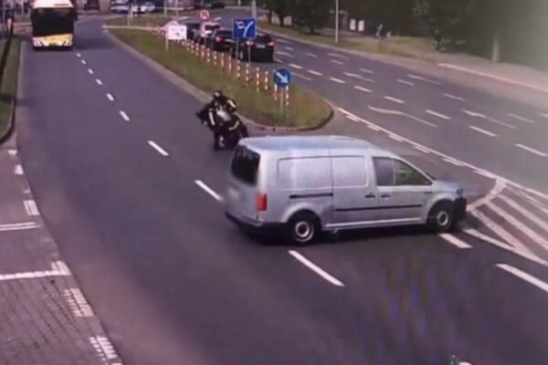 Wypadek motocyklisty w Zielonej Górze. Tak doszło do zdarzenia, jest nagranie Wypadek motocyklisty Zielona Góra - Wypadek Zielona Góra
