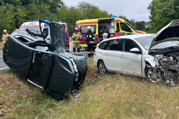 Wypadek na DW137. Roztrzaskane osobówki, jedna na boku (ZDJĘCIA) Wypadek na DW137 - Wypadek Ośno Lubuskie
