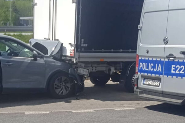 Groźne zderzenie na S3. Wbił się w busa, a ten ciągnął go za sobą (ZDJĘCIA) Wypadek na S3 - Wypadek Zielona Góra