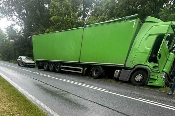 Zdarzenie pod Nowogrodem Bobrzańskim. Ciężarówka na barierach Wypadek Nowogród Bobrzański - Ciężarówka uderzyła w bariery
