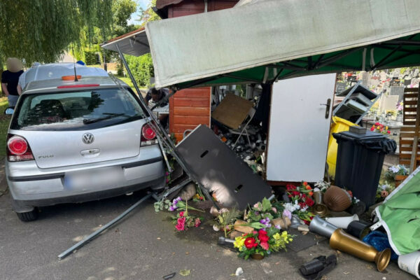 Wjechał autem w kiosk na cmentarzu w Świebodzinie. W środku była kobieta Cmentarz Świebodzin - Pomylił gaz z hamulcem