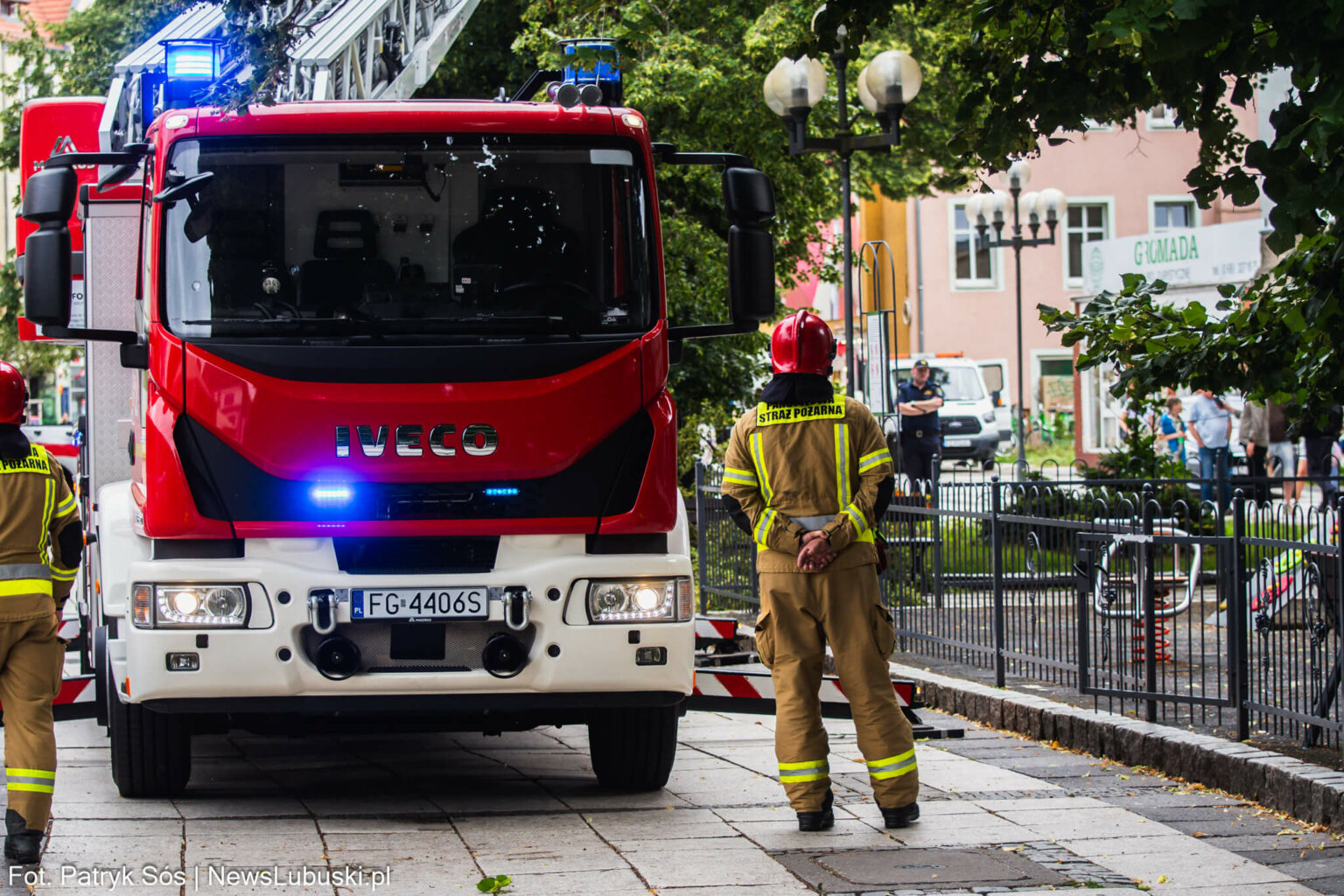 DrzewoZielonaGoraDeptak17.07.25_8 Akcja straż pożarna Zielona Góra - Deptak Zielona Góra