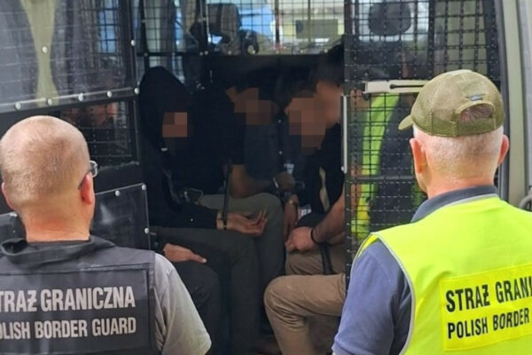 Akcja SG tuż przy granicy. Auto wypełnione nielegalnymi migrantami Nielegalni migranci - Nadodrzański Oddział Straży Granicznej