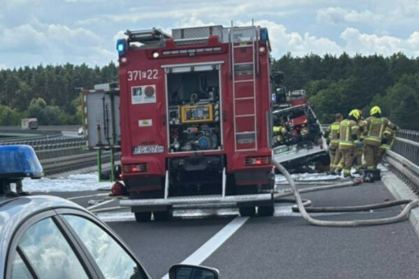 Pożar na S3. Samochód elektryczny w ogniu. Droga zablokowana Pożar na S3 Międzyrzecz - Pożar samochodu elektrycznego