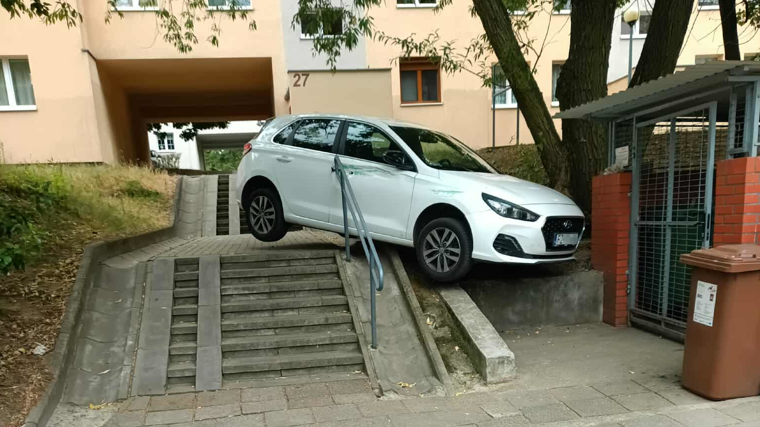 Samochód utknął na schodach - Osiedle Łużyckie Zielona Góra