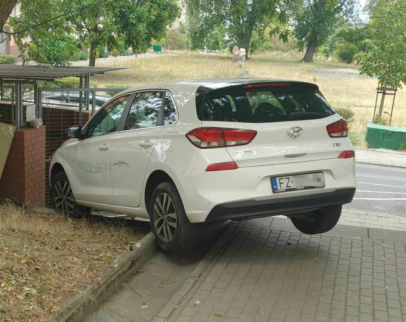 Samochód utknął na schodach - Osiedle Łużyckie Zielona Góra