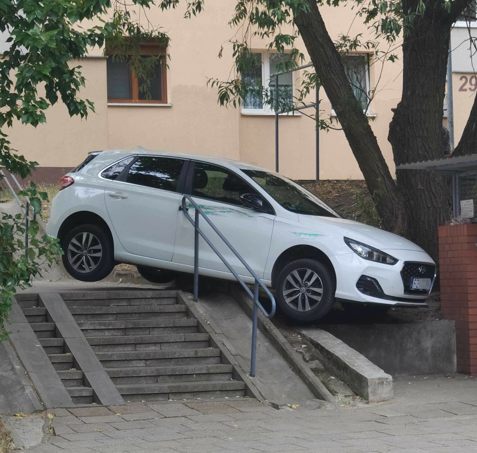 Samoch&oacute;d utknął na schodach - Osiedle Łużyckie Zielona G&oacute;ra