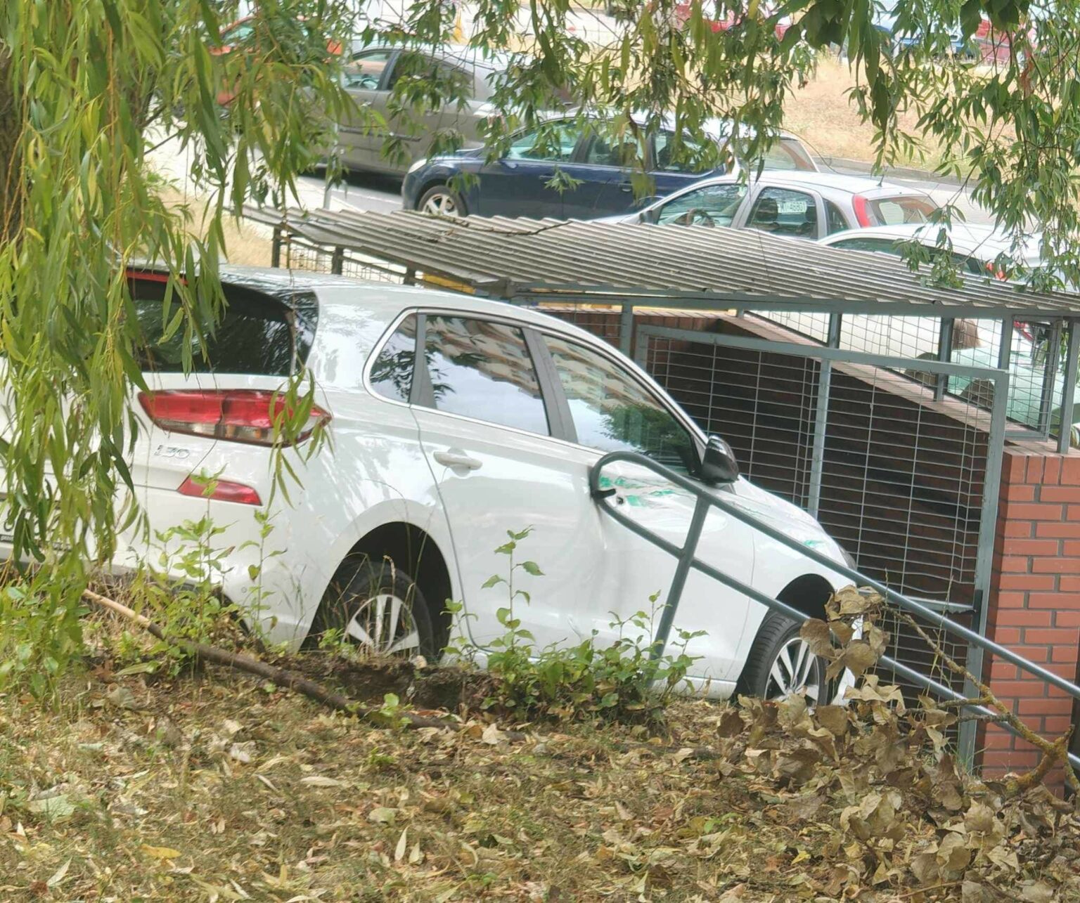 SamochodNaSchodachZG07.07.25_4 Samochód utknął na schodach - Osiedle Łużyckie Zielona Góra