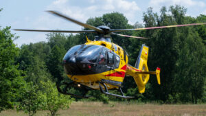 Wypadek na DK22. Zderzenie osobówek i motocykla. Przyleciał śmigłowiec LPR