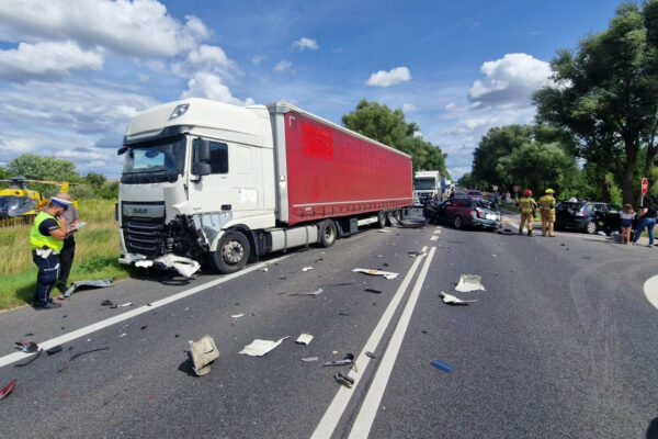 Groźny wypadek na DK92 w Świebodzinie. Są ranni. Droga zablokowana Wypadek Świebodzin - Wypadek na DK92