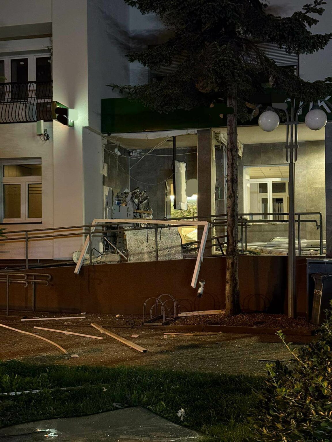 Złodzieje wysadzili bankomat - Napad na bankomat