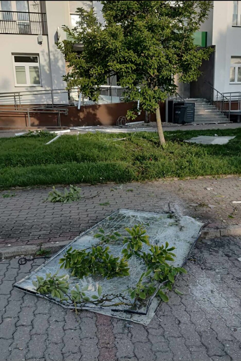 Złodzieje wysadzili bankomat - Napad na bankomat