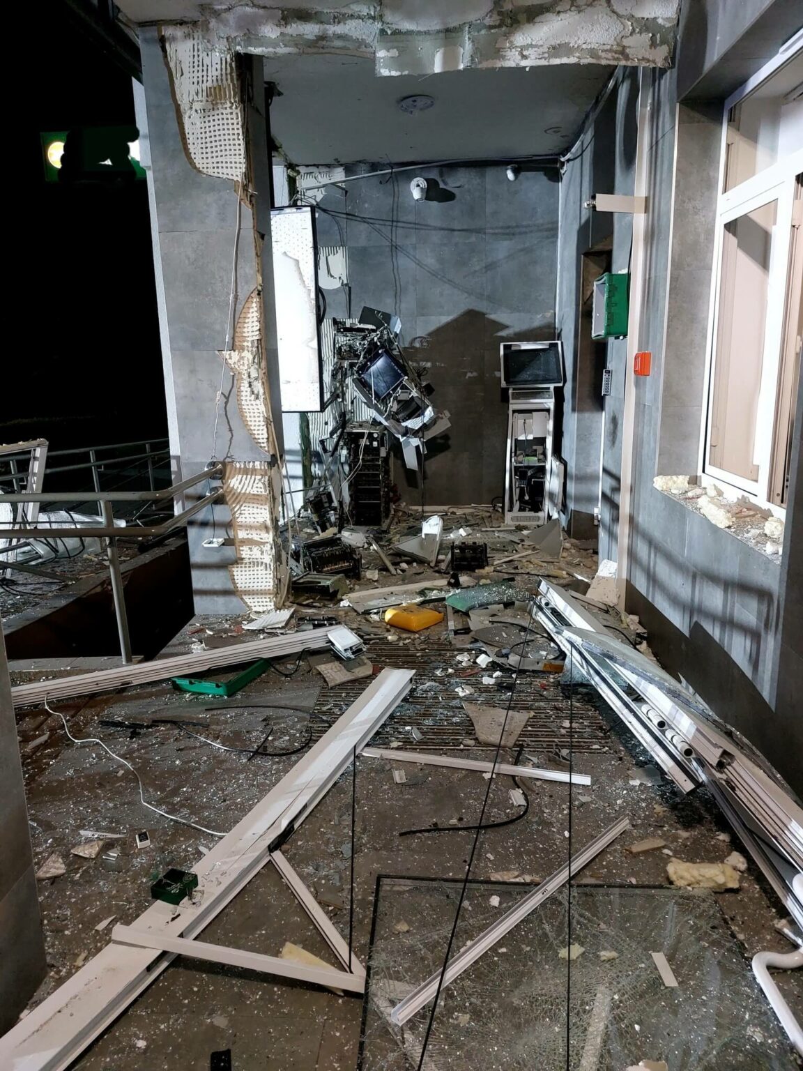 Złodzieje wysadzili bankomat - Napad na bankomat