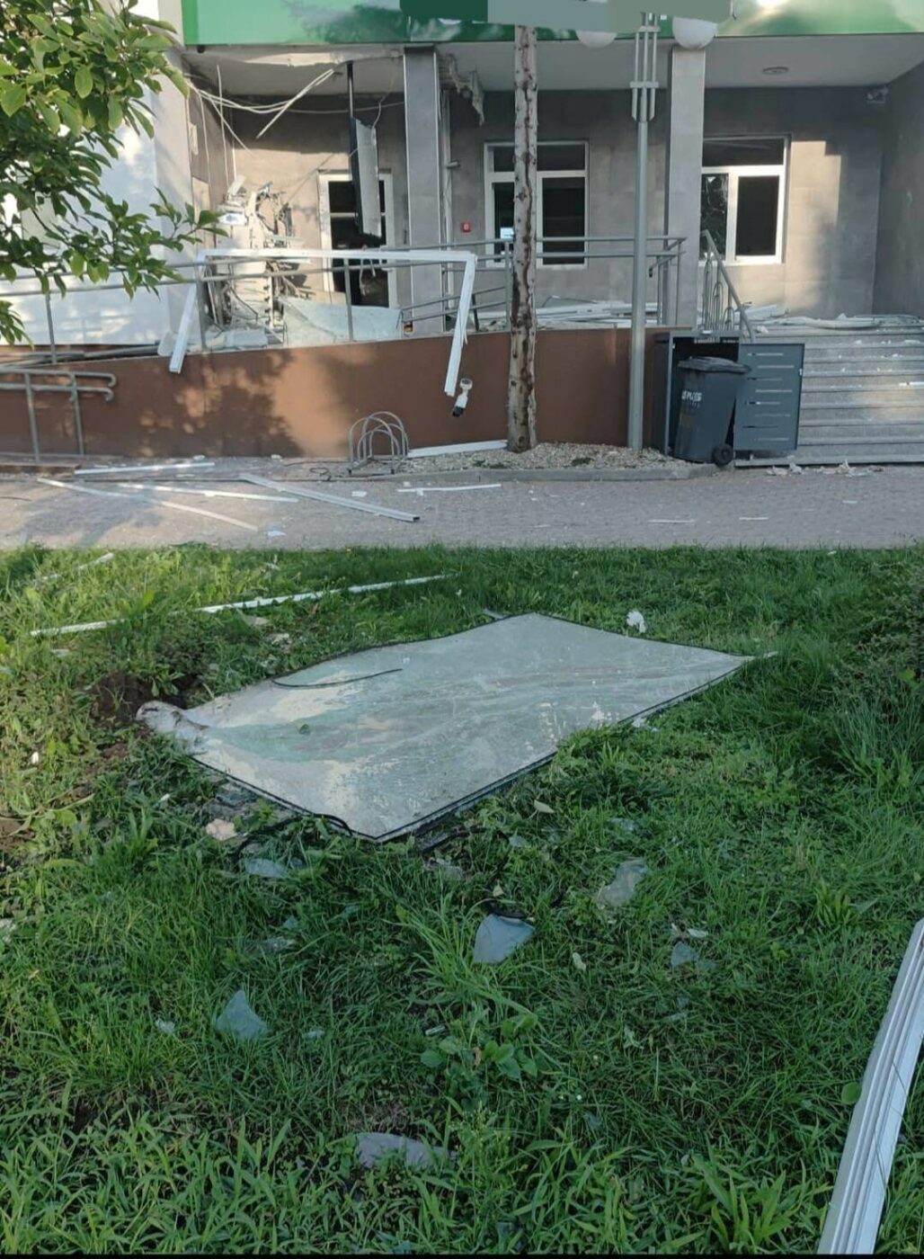Złodzieje wysadzili bankomat - Napad na bankomat