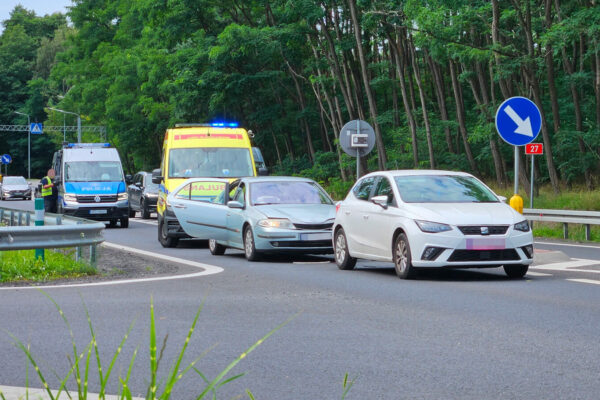 Kolizja na DK27 pod Zieloną Górą. Zderzenie osobówek Kolizja na DK27 - Wypadek Świdnica