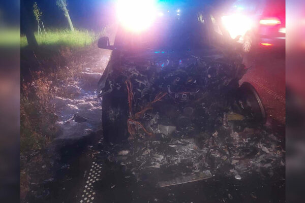 Pożar BMW koło Sulechowa. Ogień rozwinął się na całe auto (ZDJĘCIA) Pożar BMW - Pożar Sulechów