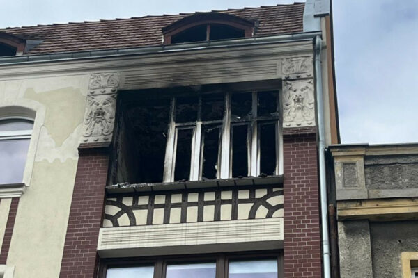 Pożar w Żarach. Płonęło mieszkanie w kamienicy. W akcji 8 zastępów straży pożarnej Pożar Żary - Straż pożarna Żary