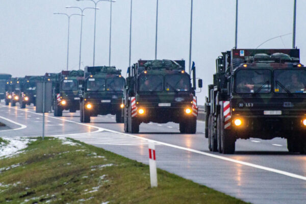 Wzmożony ruch wojskowych kolumn w Polsce. Ważny apel do kierowców Kolumny wojskowe - Żelazny Obrońca-25