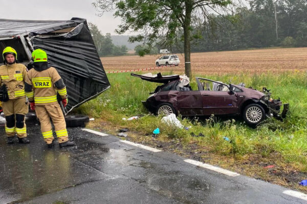Wypadek na DK24. Rozbite samochody, jeden na boku. Droga zablokowana (ZDJĘCIA) Wypadek na DK24 - Wypadek Przytoczna