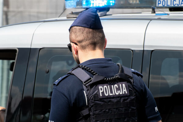 Agresor zaatakował policjantów w Żarach. „Był wyraźnie pobudzony” Agresor zaatakował policjantów Żary - Napaść w sklepie Żary