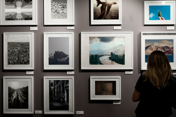 Aukcje charytatywne – jak sztuka wspiera szczytne cele? Aukcje charytatywne