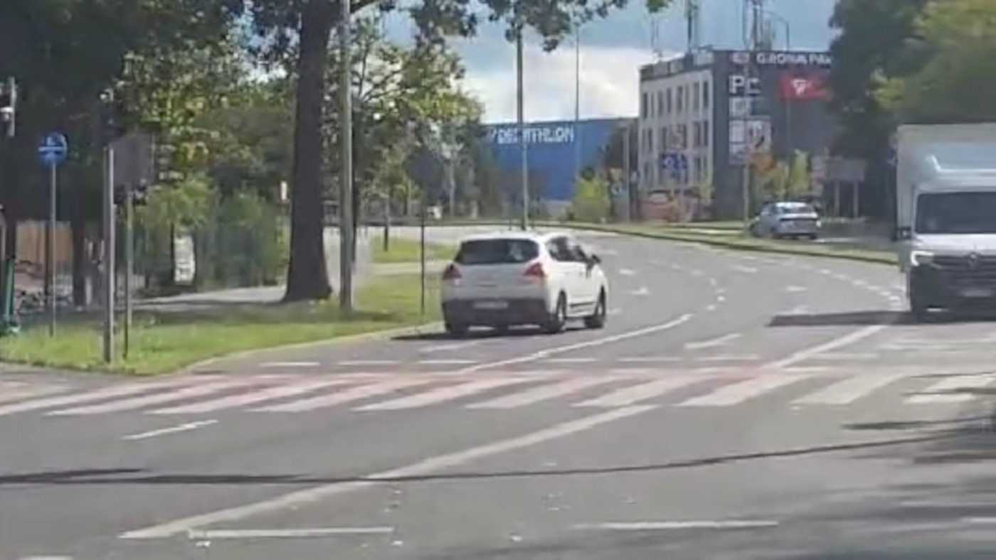 Jechała pod prąd Zielona Góra - Nagranie kierowcy pod prąd