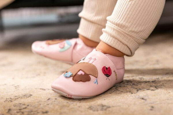 Miękkie kapcie na chłodniejsze dni – jak zadbać o komfort malucha w domu Kapcie dla dzieci