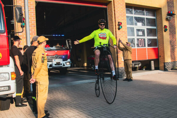 Strażak z Zielonej Góry jedzie bicyklem dookoła Polski. 2700 km dla chorej córki (ZDJĘCIA) Łukasz Jęcz Strażak z Zielonej Góry - Bicyklem dookoła Polski dla Emilka Jęcz