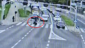 Motocyklista wpadł na kamerze w Zielonej Górze. „Rażąco ryzykowny manewr” (FILM)