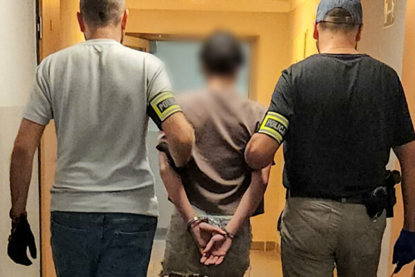 Pościg w Zielonej Górze. Porzucili auto i uciekali przez pole (ZDJĘCIA) Pościg Zielona Góra - Narkotyki Zielona Góra