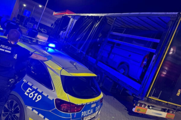 Dwa skradzione busy w ciężarówce. Nocne zatrzymanie w Świebodzinie (ZDJĘCIA) Skradzione busy – Policja Świebodzin