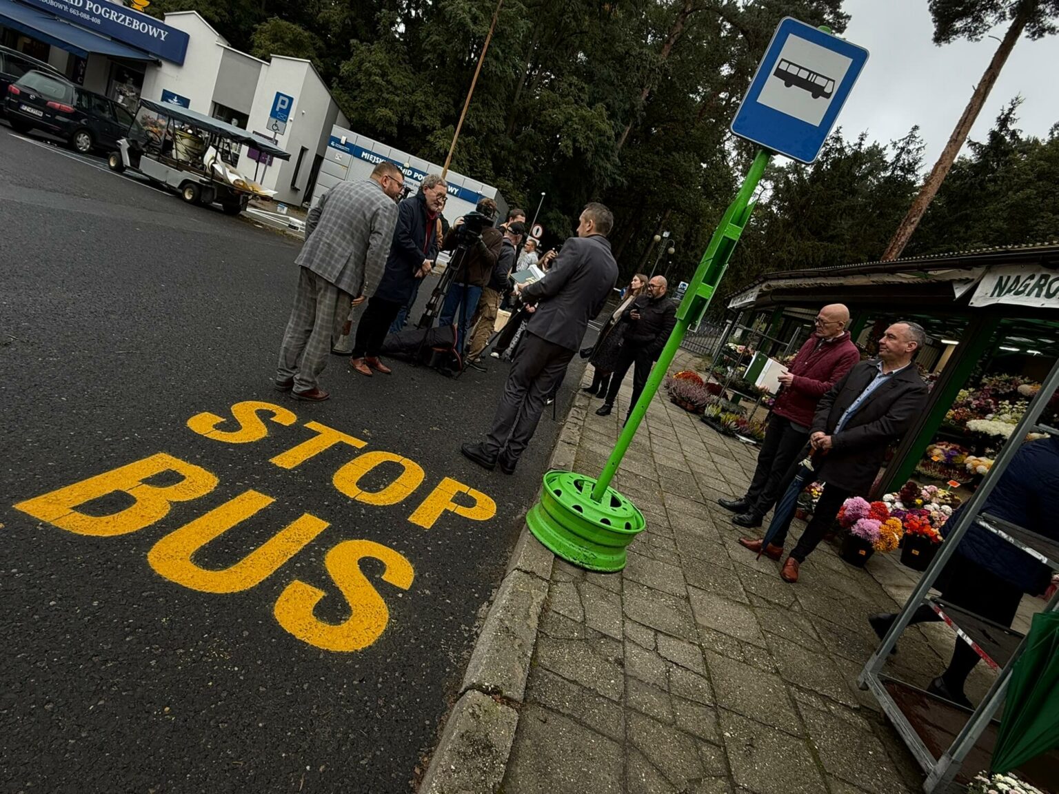 Autobusy na cmentarzu Zielona G&oacute;ra - linia 104 MZK Zielona G&oacute;ra