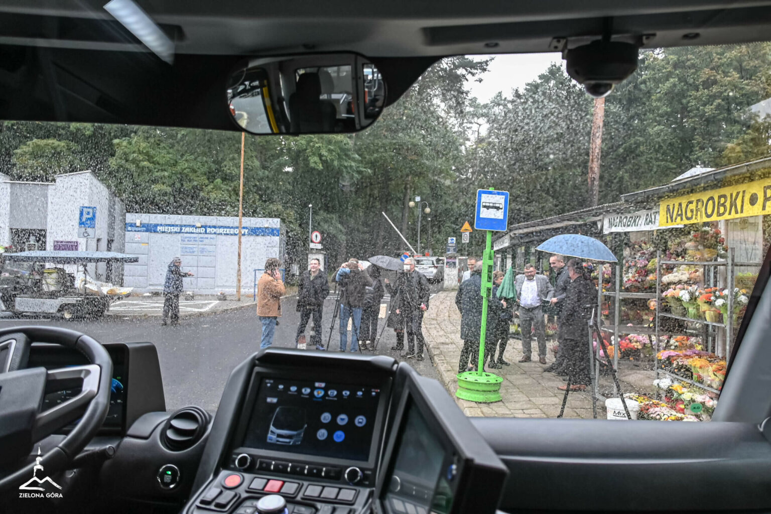 Autobusy na cmentarzu Zielona G&oacute;ra - linia 104 MZK Zielona G&oacute;ra