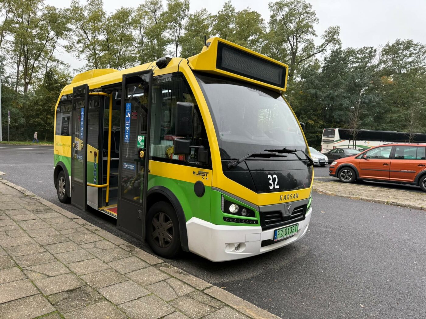Autobusy na cmentarzu Zielona Góra - linia 104 MZK Zielona Góra