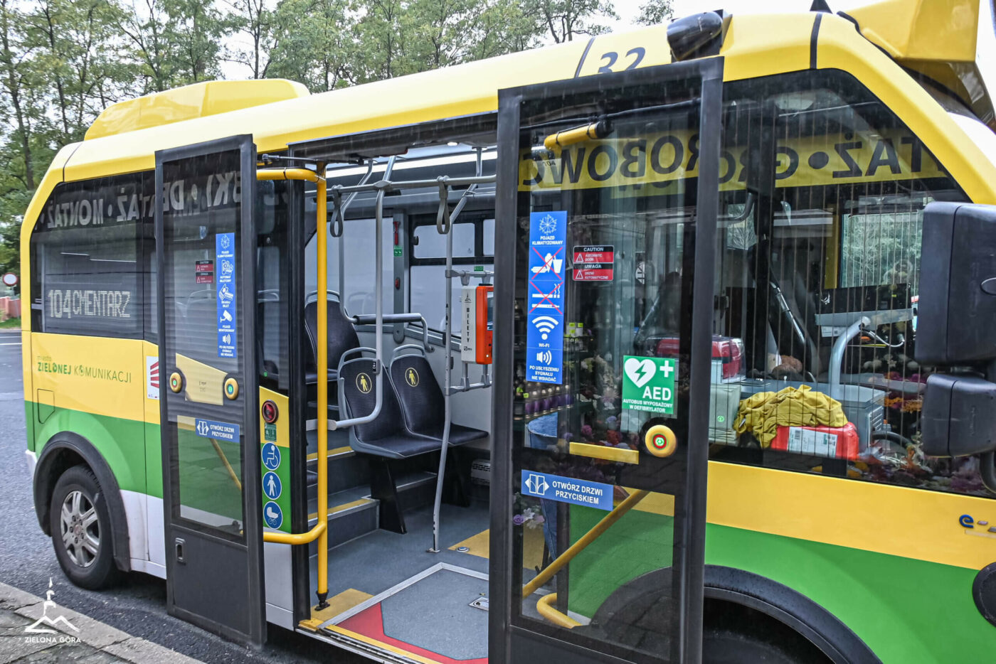 Autobusy na cmentarzu Zielona Góra - linia 104 MZK Zielona Góra