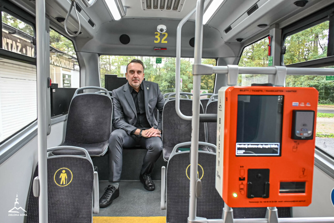 Autobusy na cmentarzu Zielona Góra - linia 104 MZK Zielona Góra