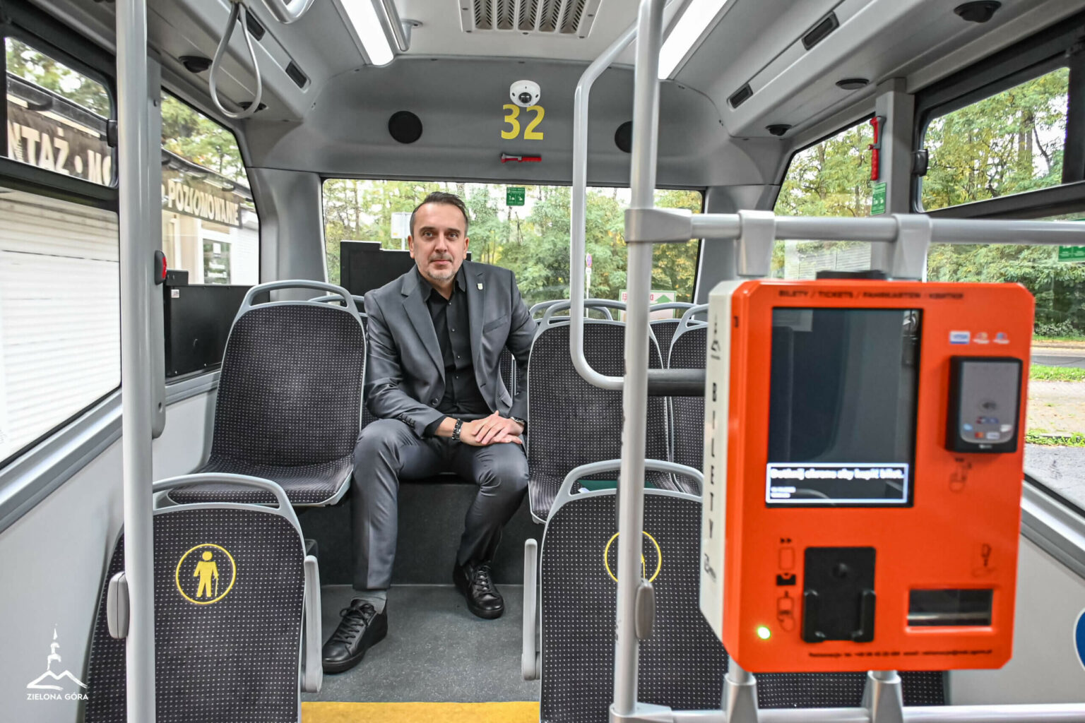 Autobusy na cmentarzu Zielona G&oacute;ra - linia 104 MZK Zielona G&oacute;ra