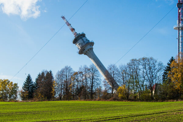 Detonacja wieży w Jemiołowie. Runęła w kilka sekund. Jest nagranie Detonacja wieży Jemiołów - runęła wieża RTCN Jemiołów