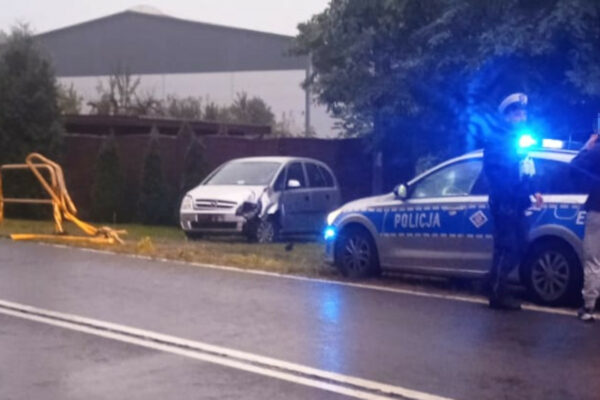 Osobówka rozbita o barierki w Zielonej Górze. Kierowca dostał spory mandat Kolizja Zielona Góra - Kolizja Przylep