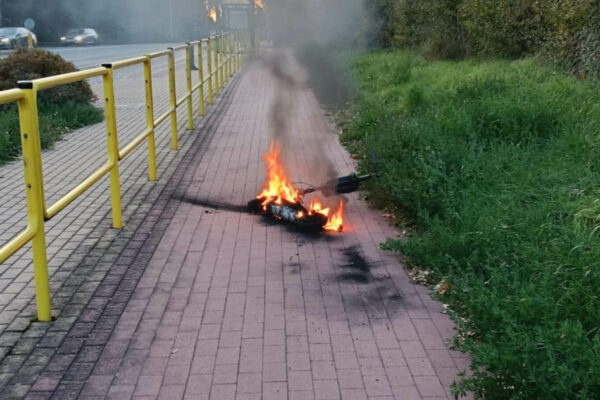 Pożar hulajnogi elektrycznej w Zielonej Górze. Jednoślad w ogniu (ZDJĘCIA) Pożar hulajnogi elektrycznej Zielona Góra - Straż pożarna Zielona Góra