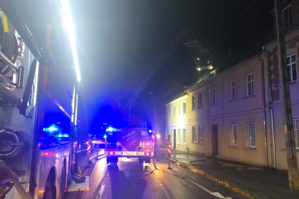 Pożar kamienicy w Ośnie Lubuskim. Ewakuowano 13 osób. W akcji 8 zastępów straży pożarnej Pożar Ośno Lubuskie - Pożar Słubice