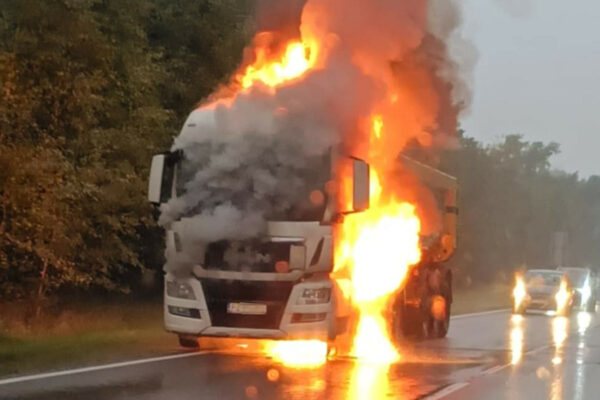 Pożar w Zielonej Górze. Płonie ciężarówka. Trwa akcja gaśnicza Pożar Zielona Góra - Pożar ciężarówki Zielona Góra