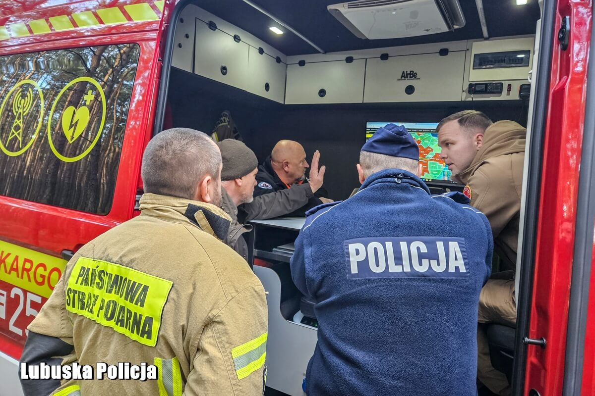 AkcjaSluzbKrosnoOdrzanskiePoszukiwania05.11.25_3 Duża akcja służb Krosno Odrzańskie - Zaginął Rafał Jarosiński