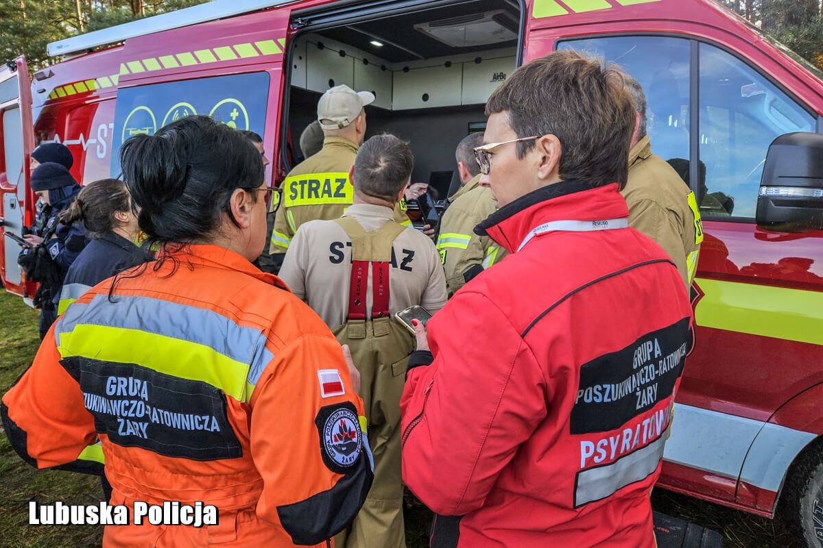 AkcjaSluzbKrosnoOdrzanskiePoszukiwania05.11.25_5 Duża akcja służb Krosno Odrzańskie - Zaginął Rafał Jarosiński