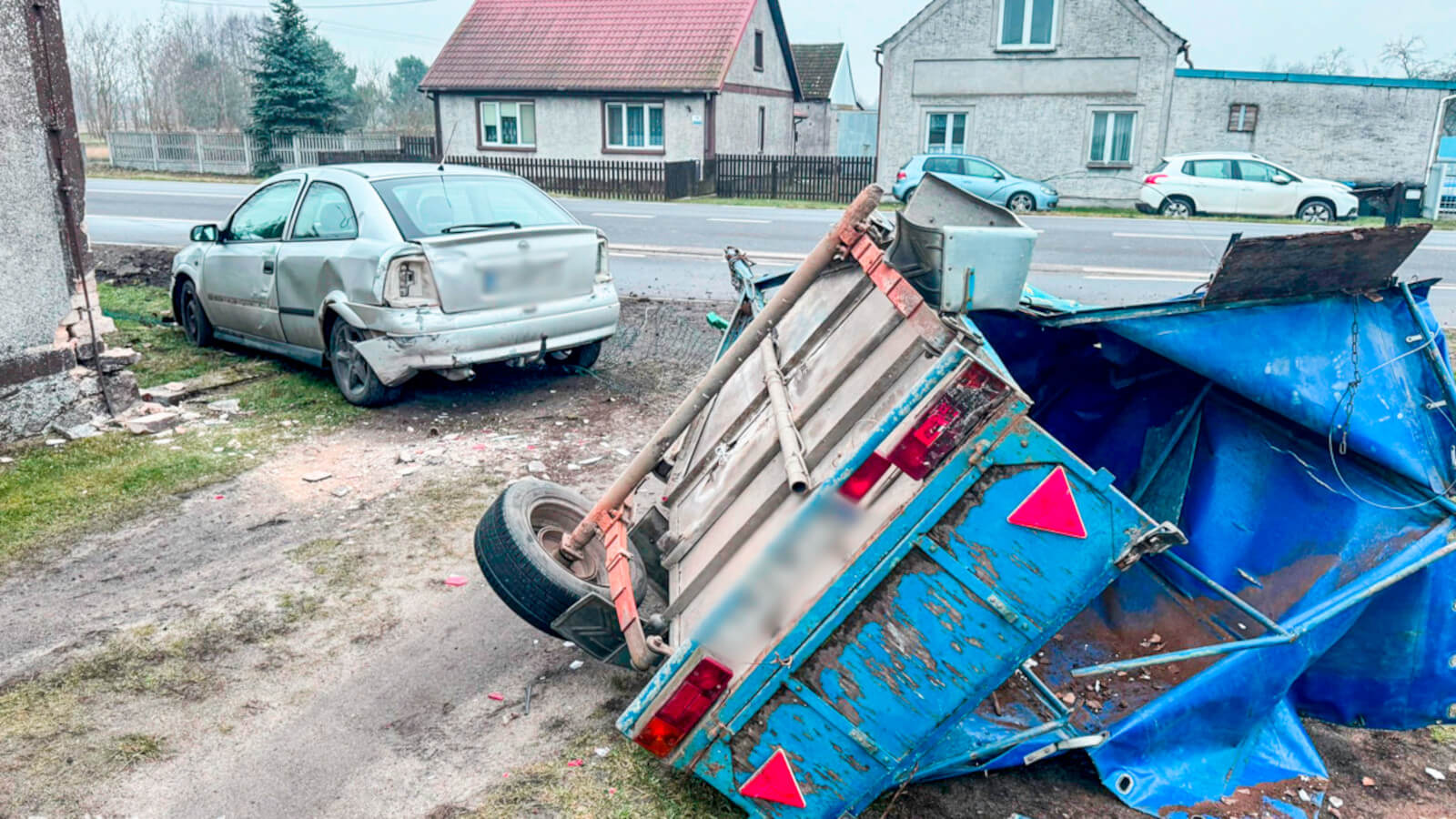Pijany kierowca Deszczno - prawie dwa promile. Auto uderzyło w budynek