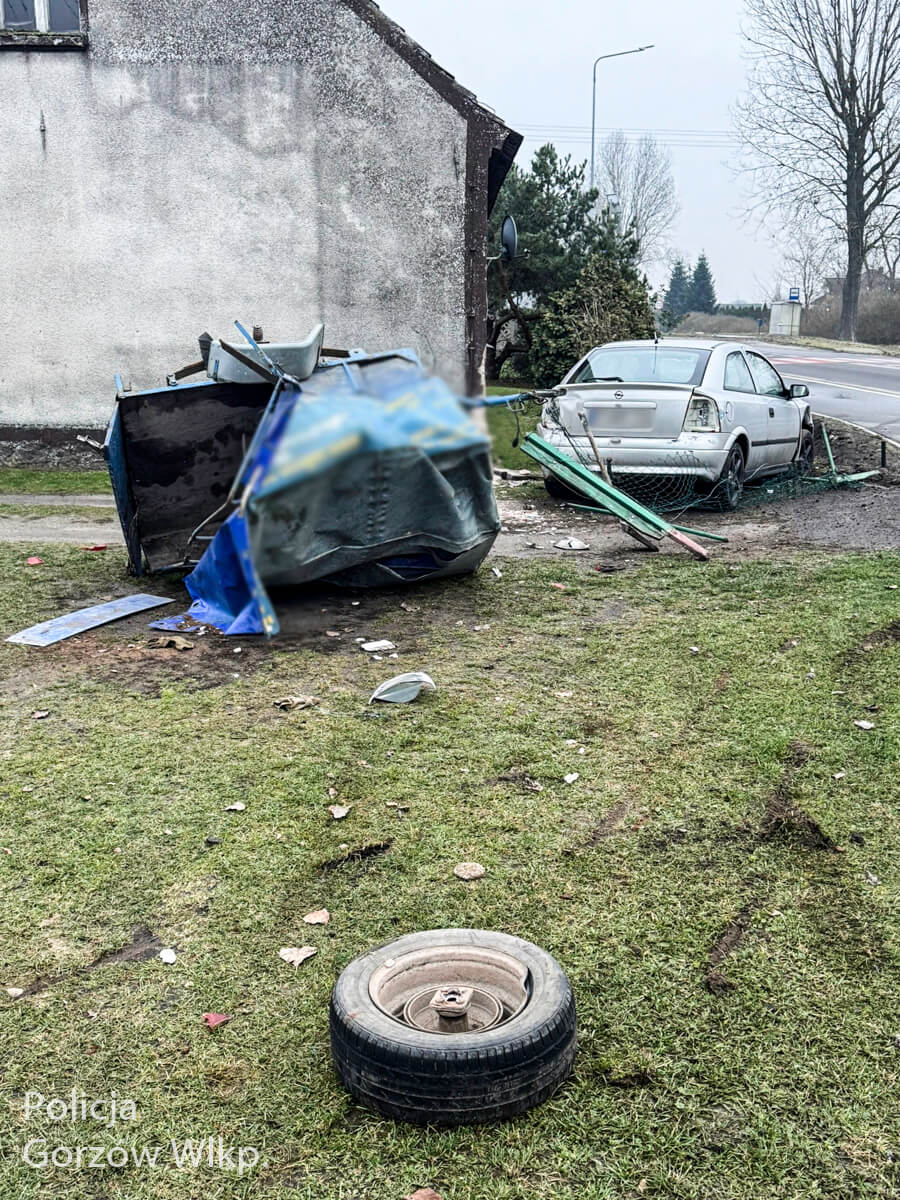PijanyDeszcznoGorzow25.11.25_2 Pijany kierowca Deszczno - prawie dwa promile. Auto uderzyło w budynek