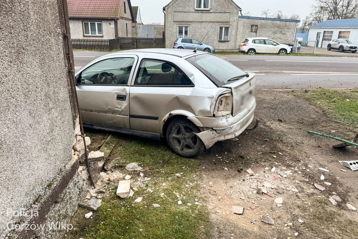 PijanyDeszcznoGorzow25.11.25_3 Pijany kierowca Deszczno - prawie dwa promile. Auto uderzyło w budynek